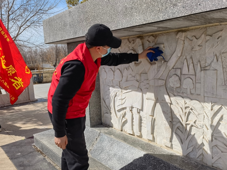 缅怀军垦先烈 美化纪念碑环境.jpg