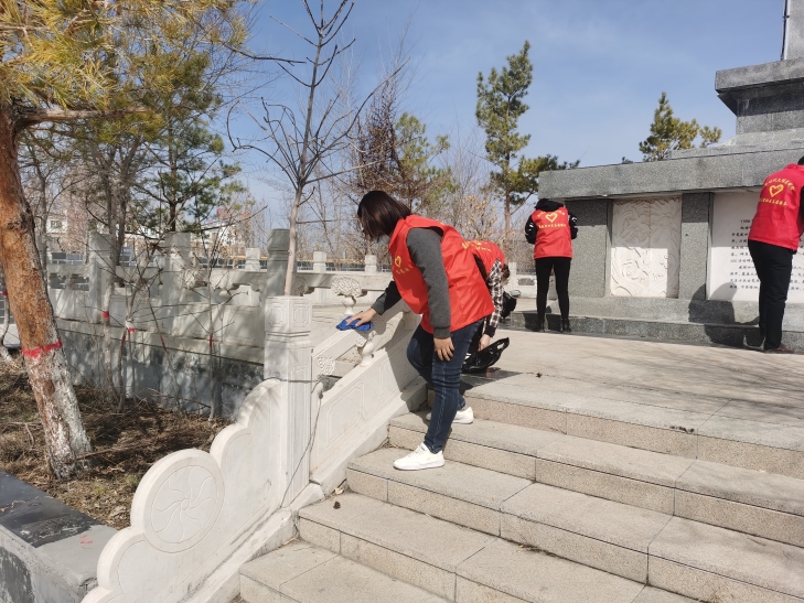 缅怀军垦先烈 美化纪念碑环境4.jpg