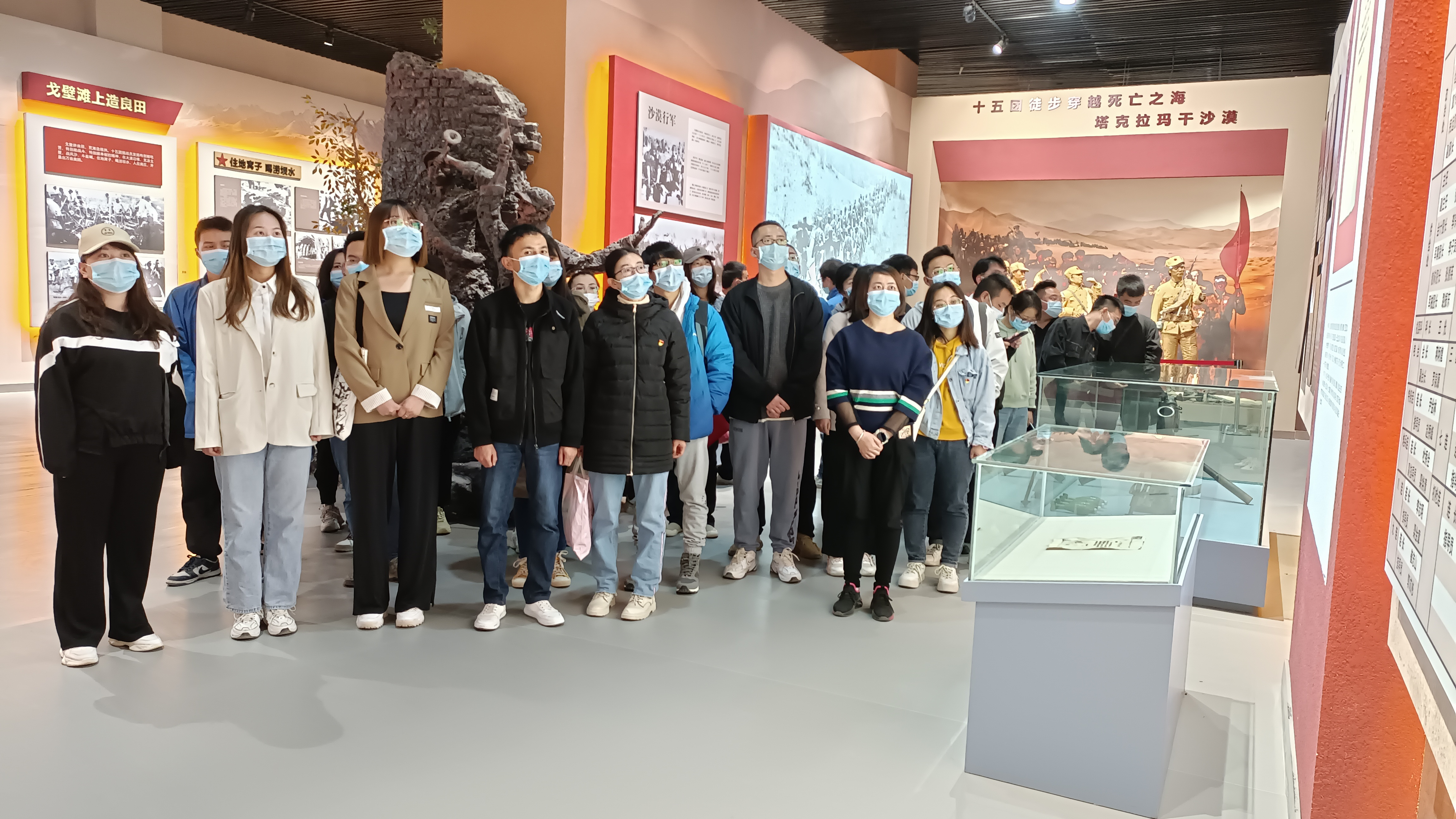 兵地青年缅怀革命先烈