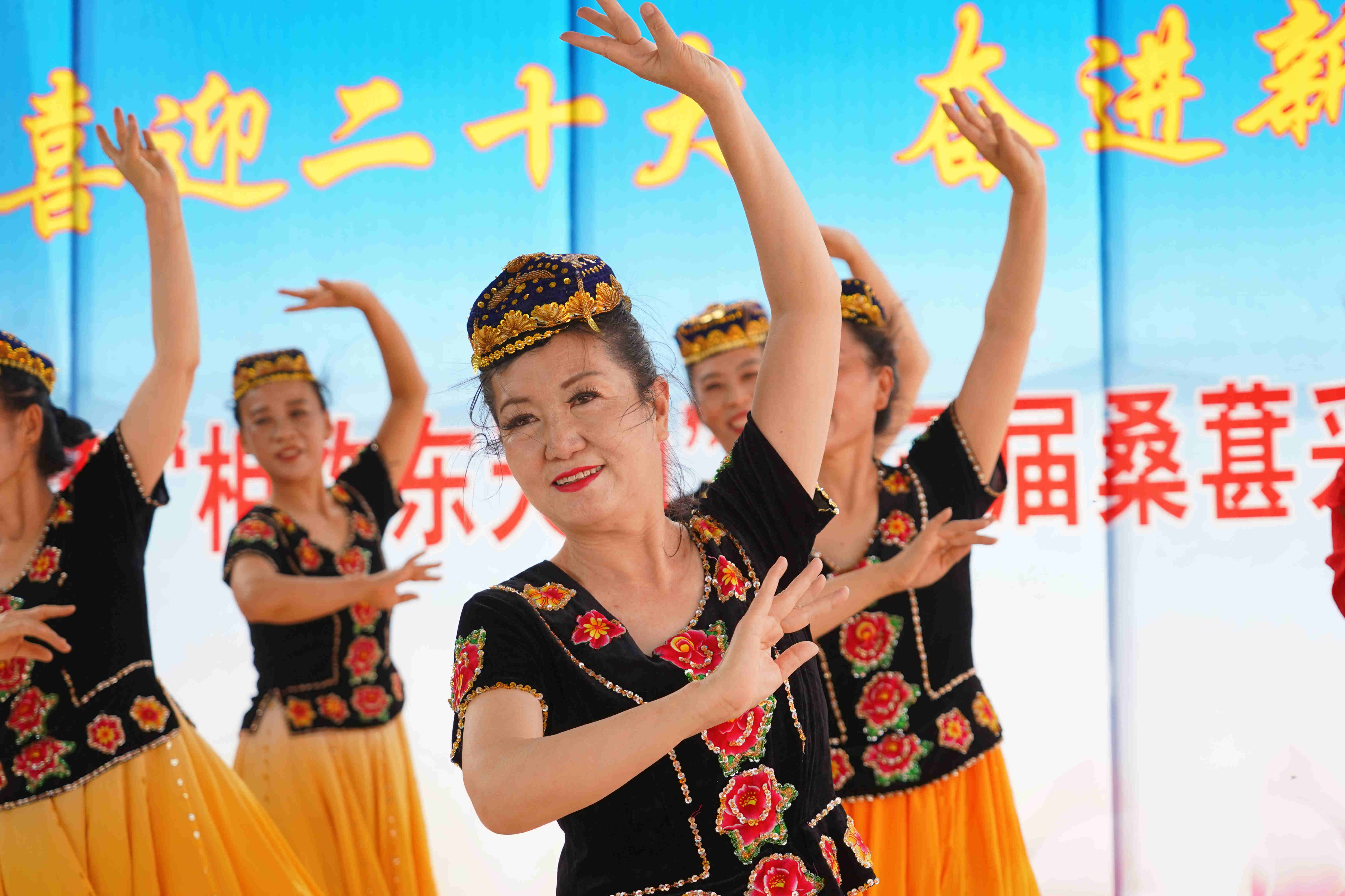 维吾尔族舞蹈《花儿为什么这样红》_.jpg