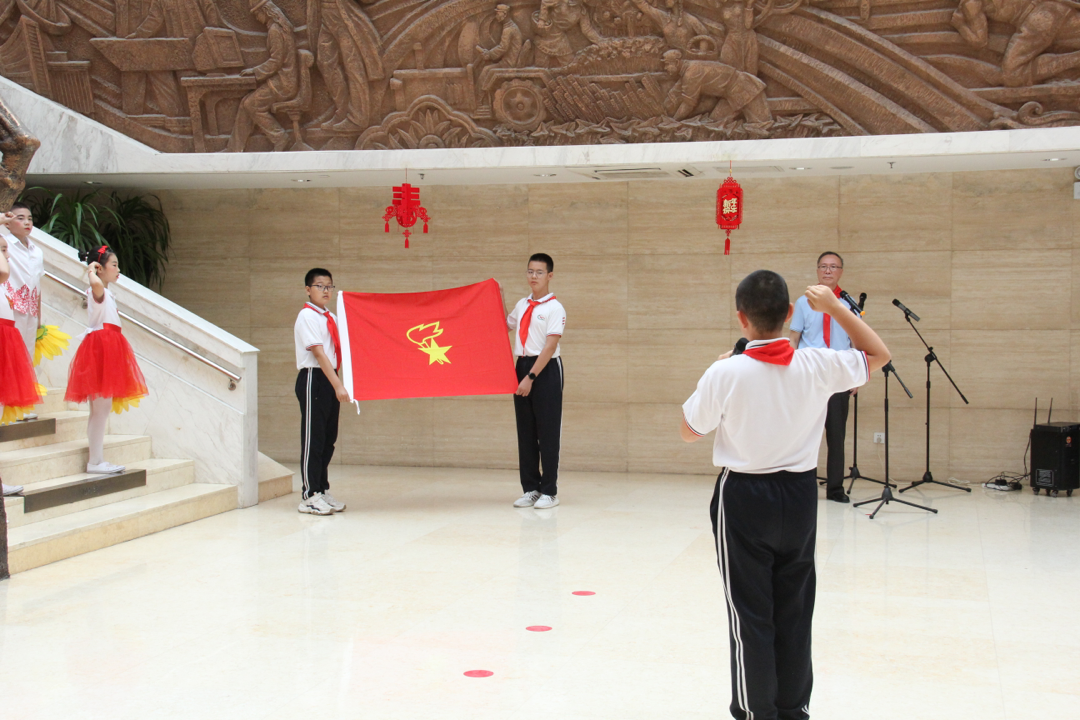 7月1日，“青少年游基地、学党史”活动现场少先队员正在重温入队誓词。 迪力娜·艾尔肯 摄