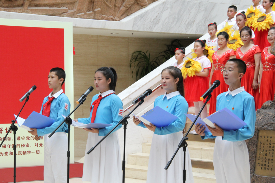 7月1日，“青少年游基地、学党史”活动现场少先队员、共青团员朗诵《强国有我 请党放心》。 迪力娜·艾尔肯 摄