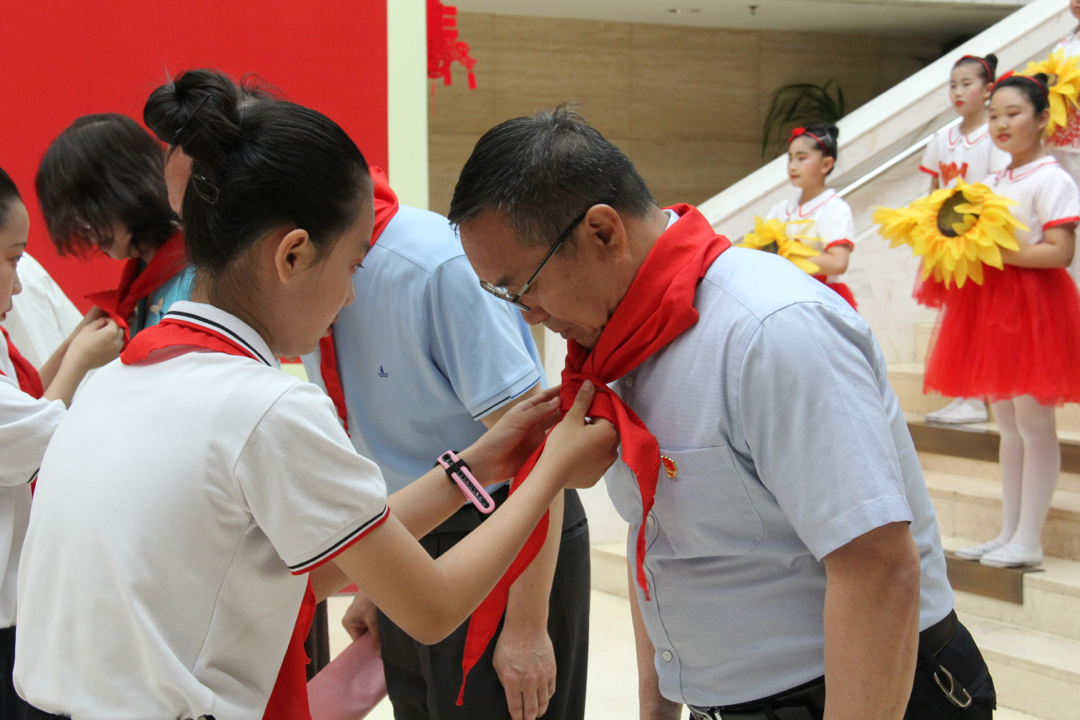 7月1日，“青少年游基地、学党史”活动现场少先队员正在敬献红领巾。 迪力娜·艾尔肯 摄