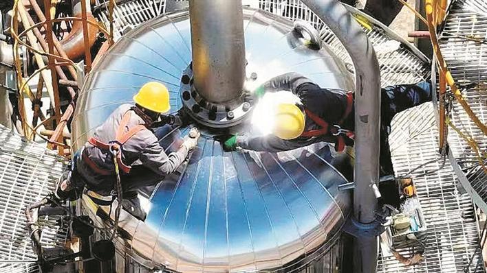 7月26日，施工人员头顶烈日在新疆新业能源化工有限责任公司聚甲醛项目工地施工。