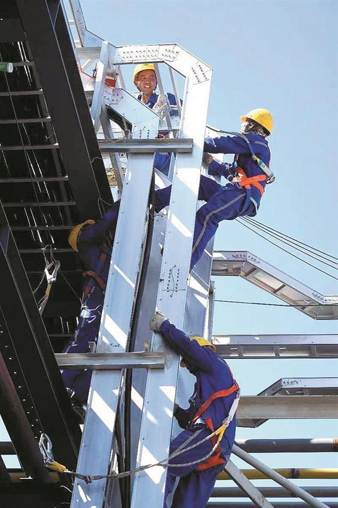 7月26日，施工人员头顶烈日在新疆新业能源化工有限责任公司聚甲醛项目工地施工。