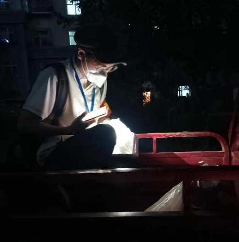 深夜里，赵宇轩还在为居民服务。.png