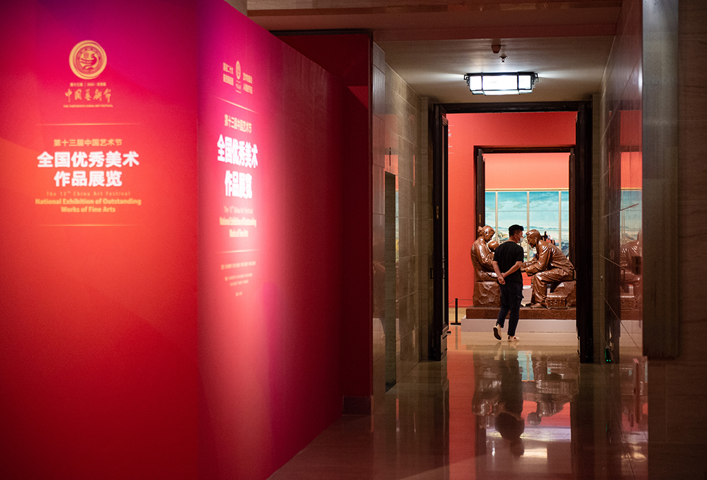 9月2日，观众在中国美术馆观看全国优秀美术作品展览。