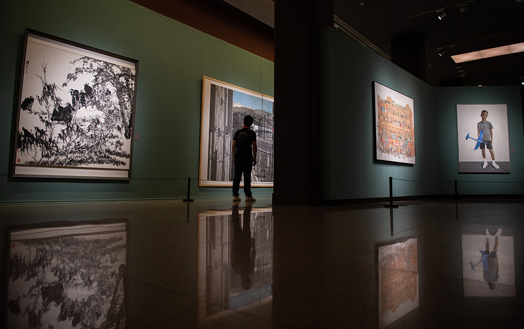 9月2日，观众在中国美术馆观看全国优秀美术作品展览。