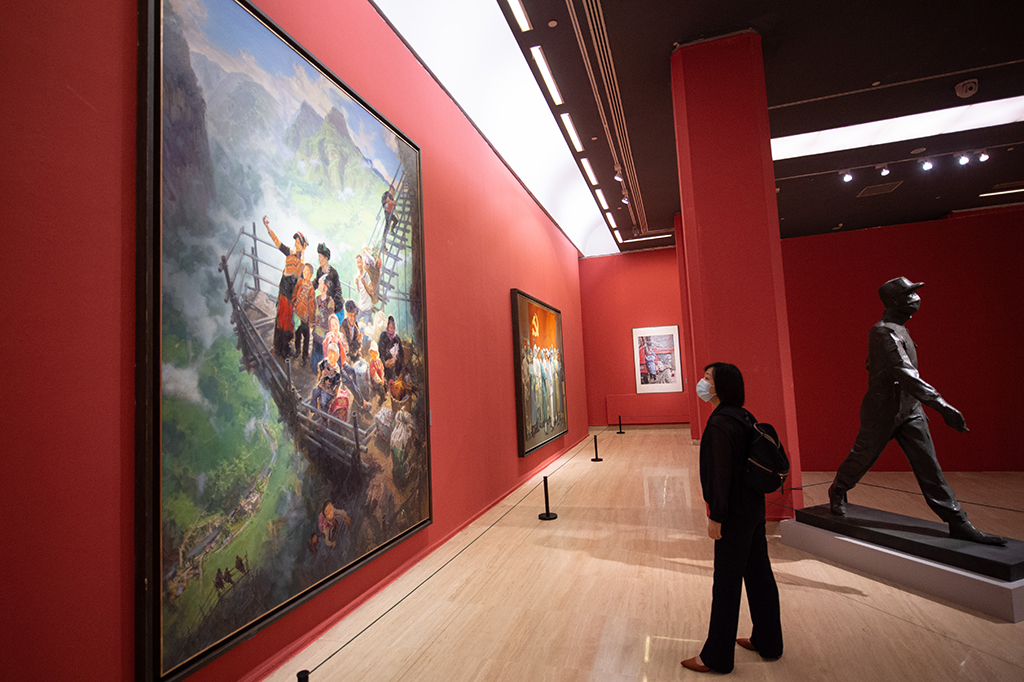 9月2日，观众在观看展览中的作品《天梯》。