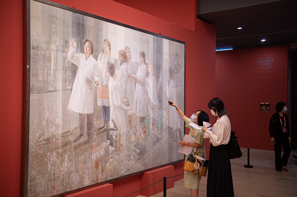 9月2日，观众在观看展览中的作品《呦呦鹿鸣》。