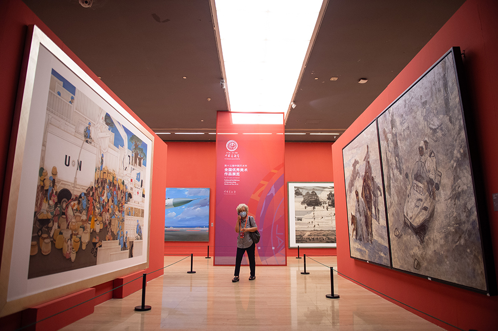 9月2日，观众在中国美术馆观看全国优秀美术作品展览。