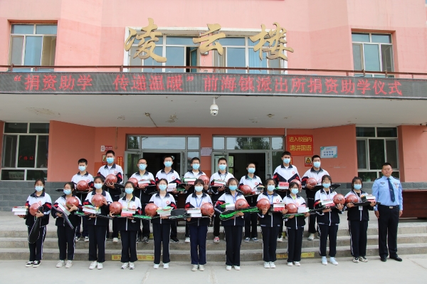 覃锋在捐资助学。.jpg