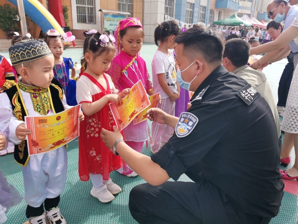 覃锋积极参加辖区警民活动。.jpg