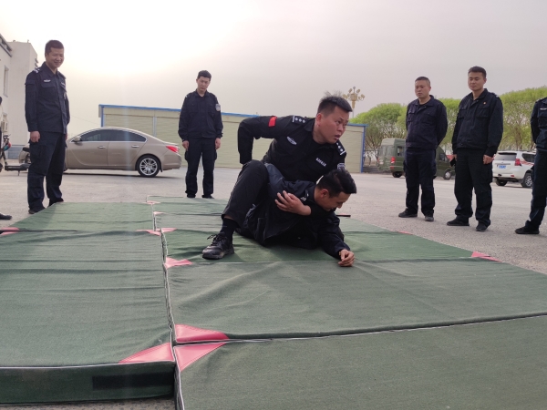 覃锋正在日常训练中。.jpg