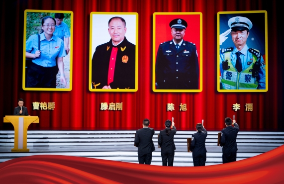 图为致敬英雄的亲人同事们代为领奖