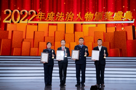 图为致敬英雄的亲人同事们代为领奖