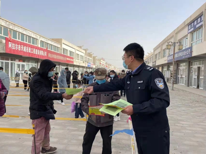 f法治宣讲团深入寻常百姓家、巴扎集市、企业厂区，人员密集地等开展“现场普法”“按需送法”.jpg