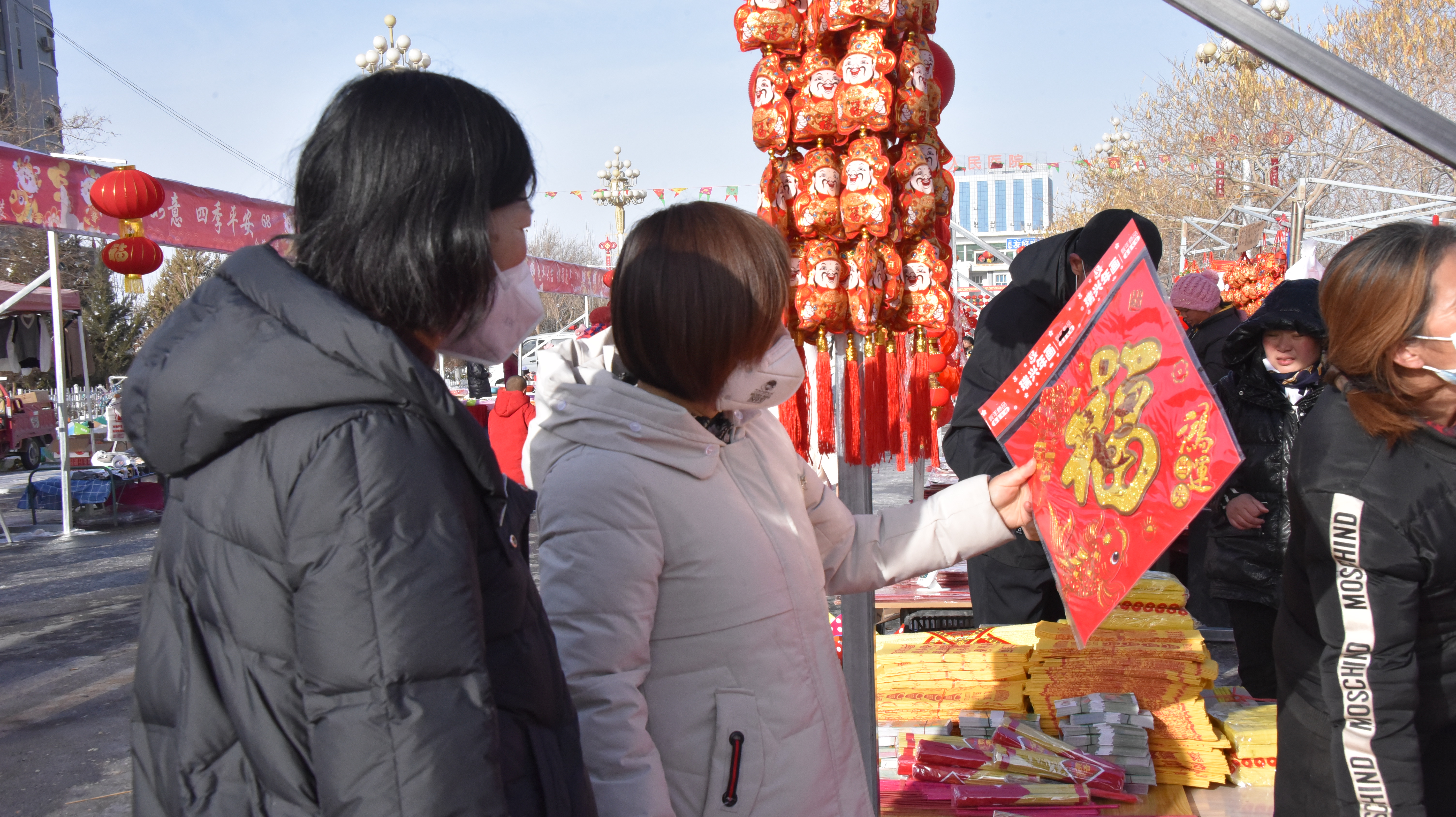 1月20日 二二四团的职工群众正在挑选春联.jpg