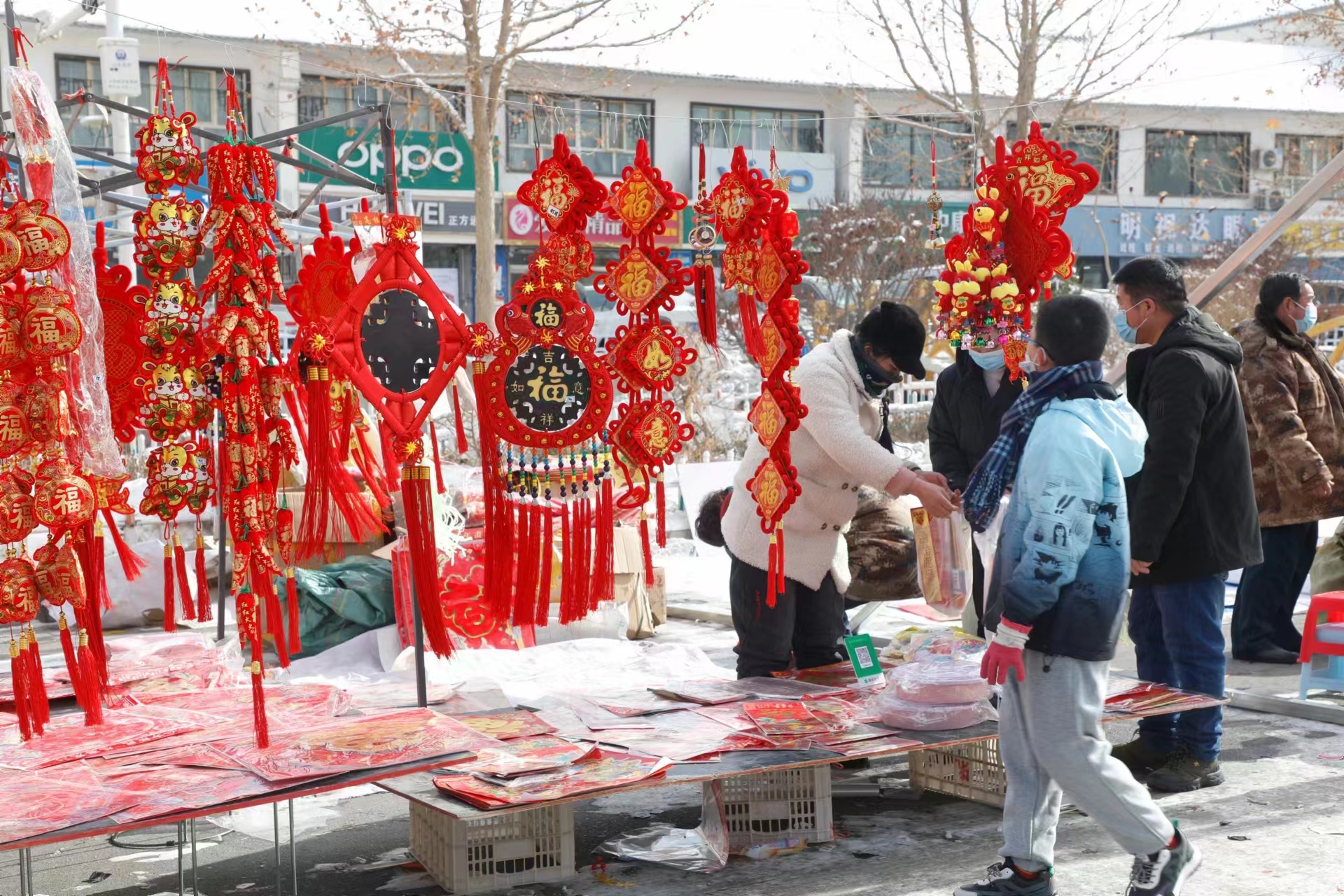 居民在年货节上选购年货。高小霞摄4.jpg