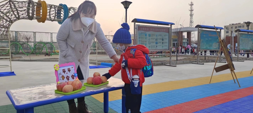 孩子们触摸寓意苹果。何霞霞摄.jpg