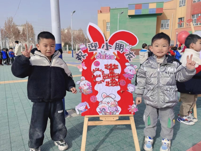 十四团幼儿园孩子开学照。何霞霞摄..jpg