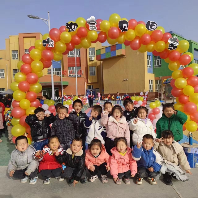 十四团幼儿园开学合照。何霞霞摄..jpg