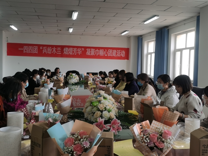 一四四团妇联举办2023年庆“三八”国际妇女节押花台灯制作活动现场.jpg