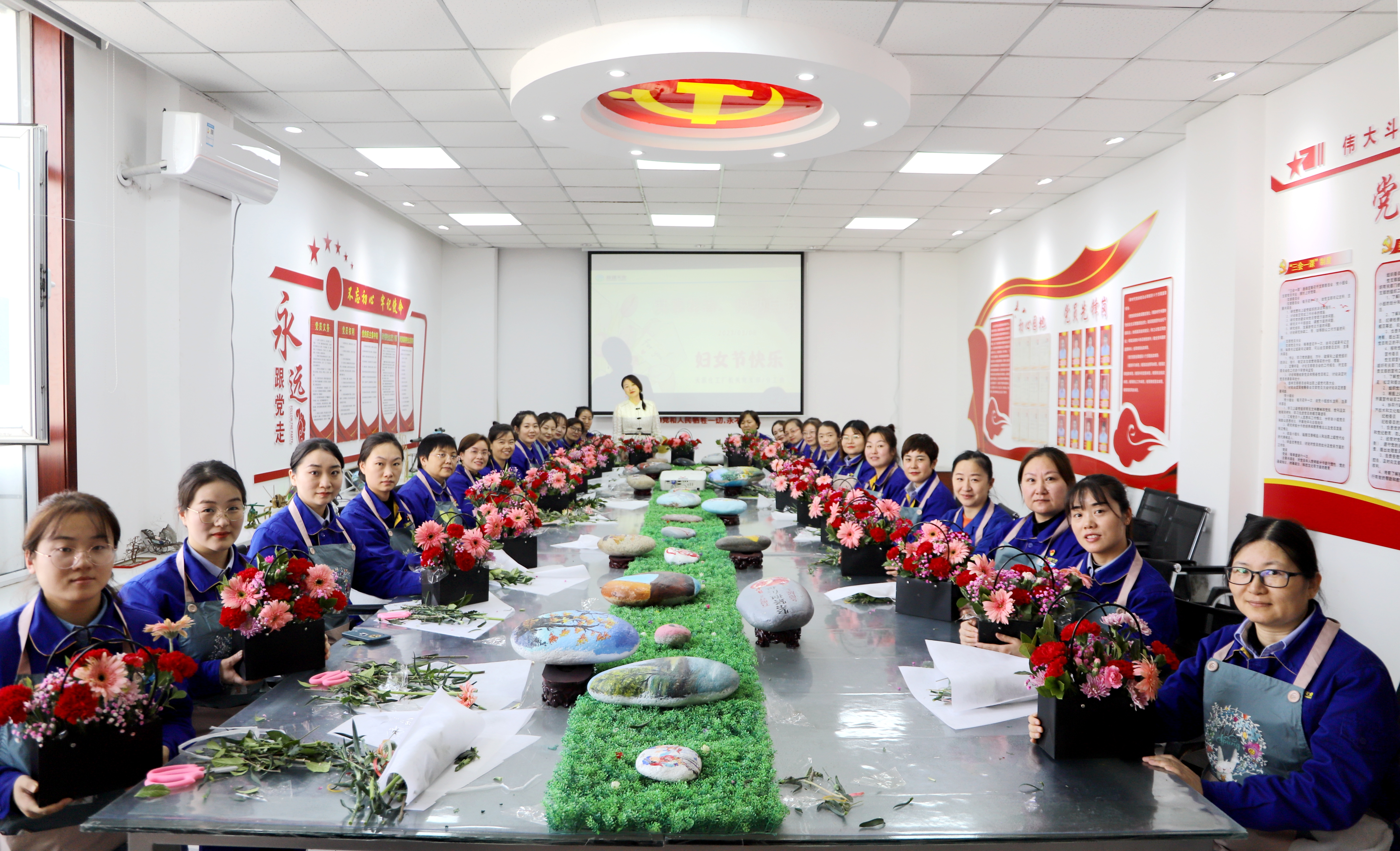 图为天辰化工厂的女工们展示自己制作的花束，幸福的笑容洋溢在脸上。.jpg