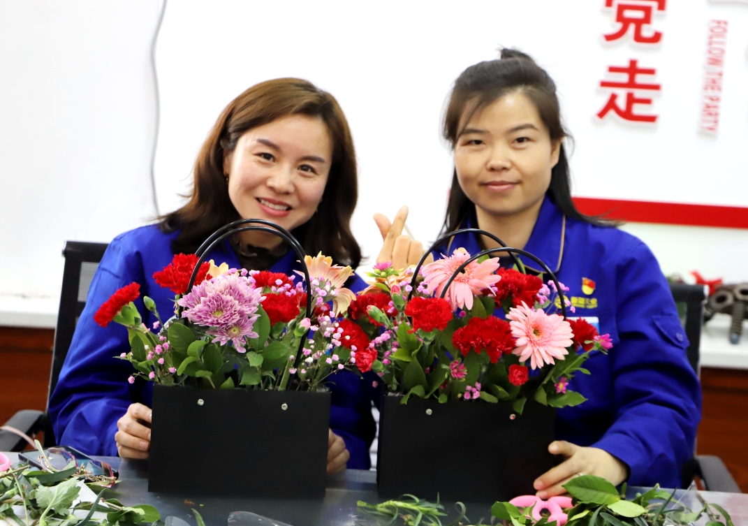 图为天辰化工厂的女工们展示自己制作的花束，幸福的笑容洋溢在脸上。1.jpg