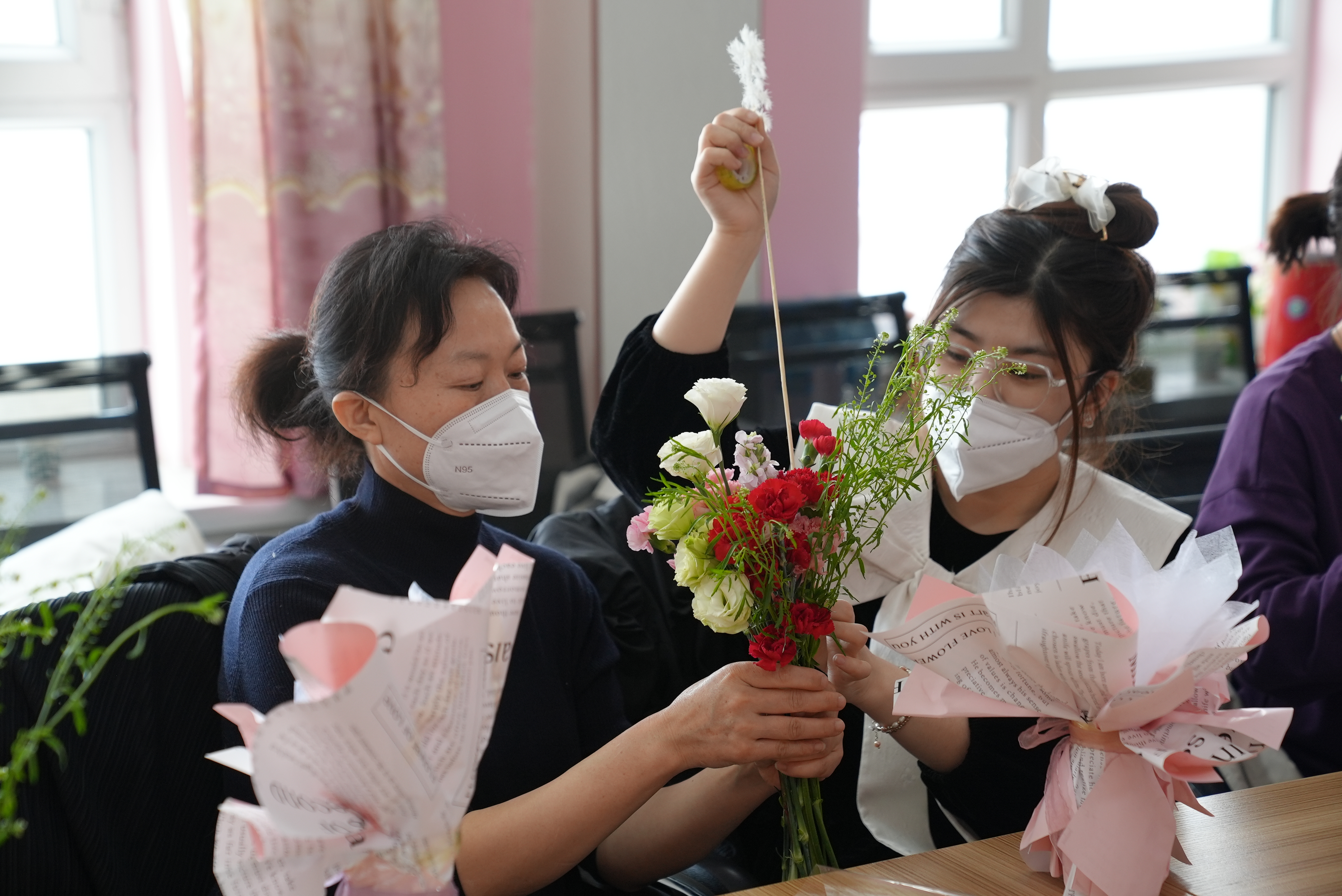 大家精心制作着专属自己的花束.jpg
