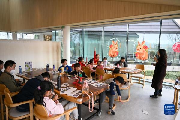种下一片绿——废弃矿坑变身“生态课堂”