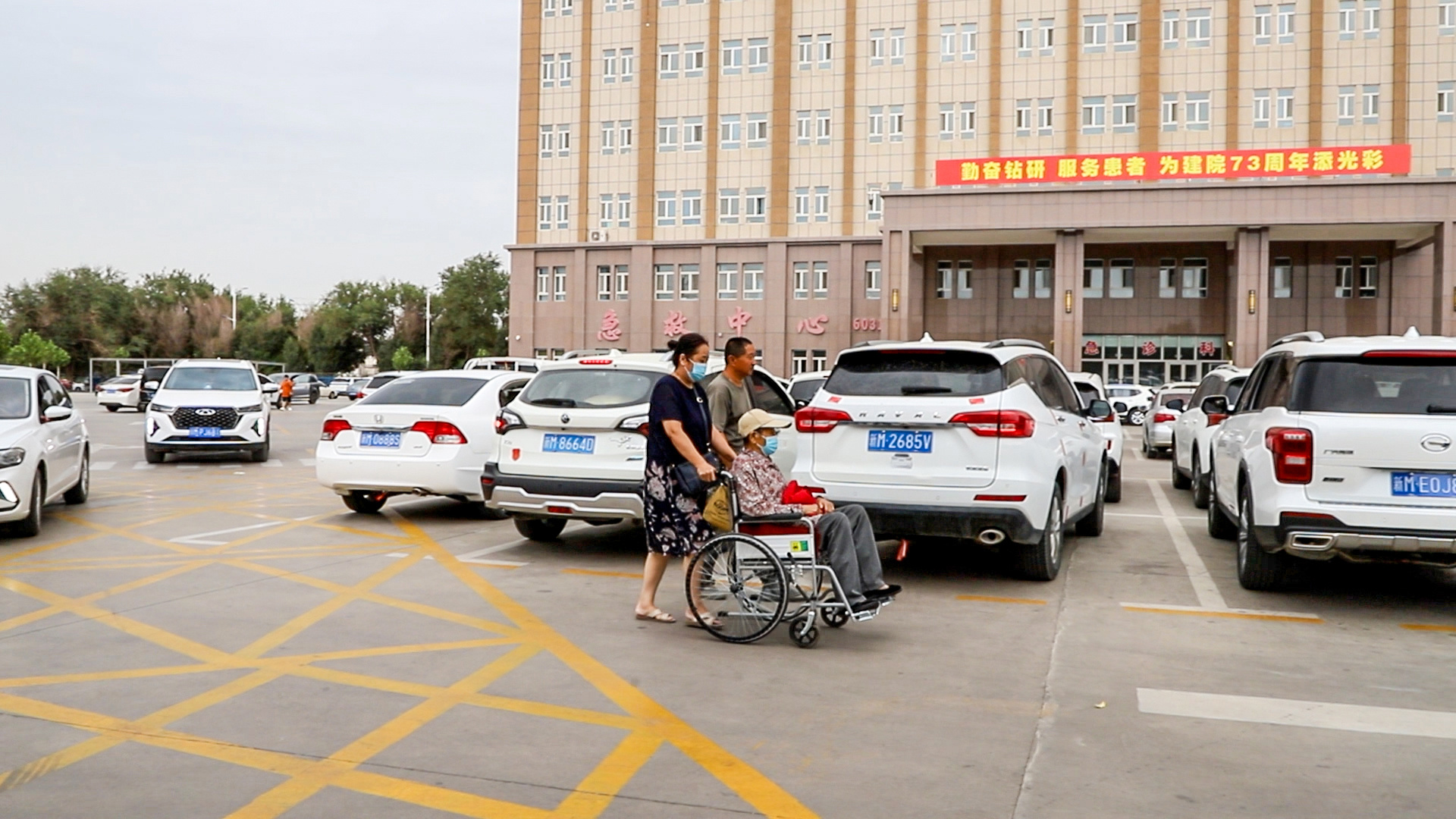 二师焉耆医院医护人员迎接残疾人，并为残疾人提供就医指引。史俊毫 摄