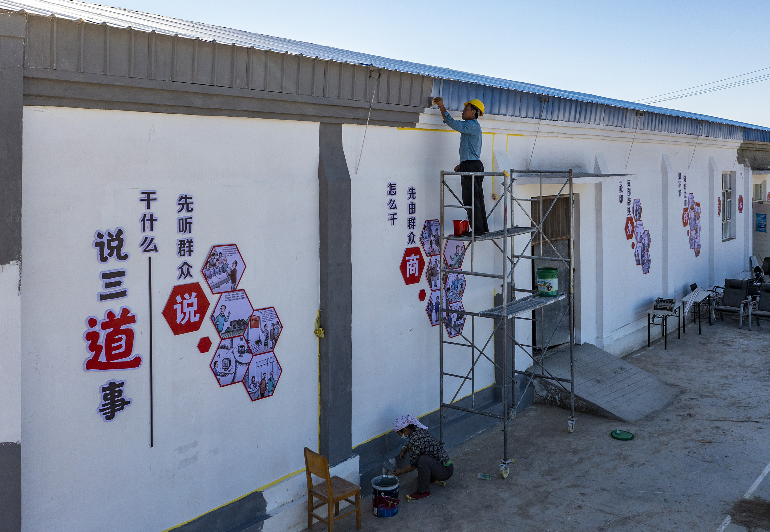 三十一团四连组织工人对居民房屋外立面进行改造升级。李嘉成 摄