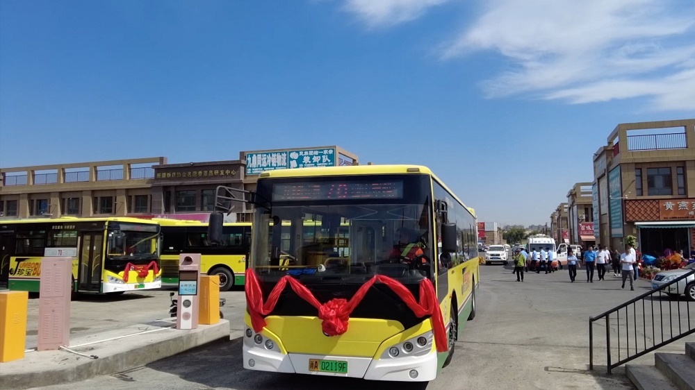 70路线路区间车缓缓开出新疆九鼎国际食品城。