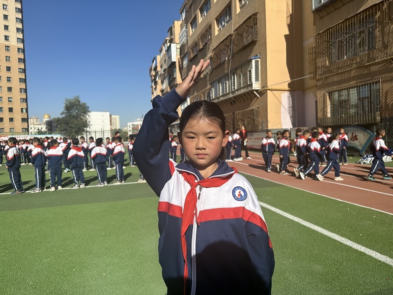 10月13日，西山农牧场子女学校二年级（1）班的陈佳利正式成为一名少先队员。杨永霞 摄
