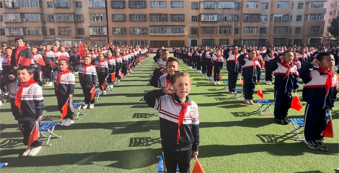 新入队的少先队员宣誓。杨永霞 摄