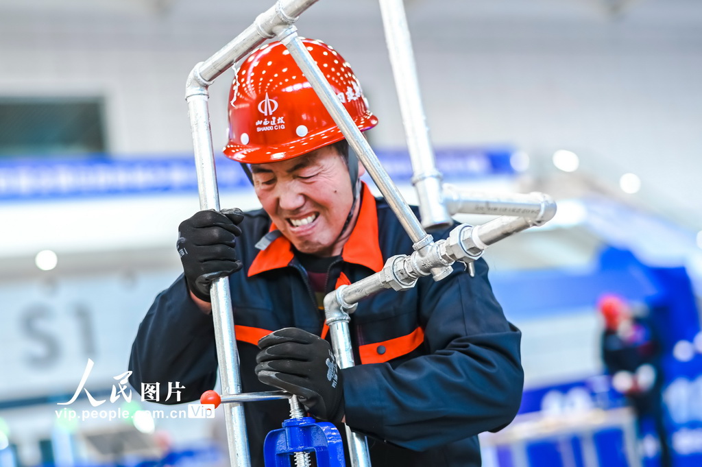 11月18日，选手在参加管工项目技能操作。