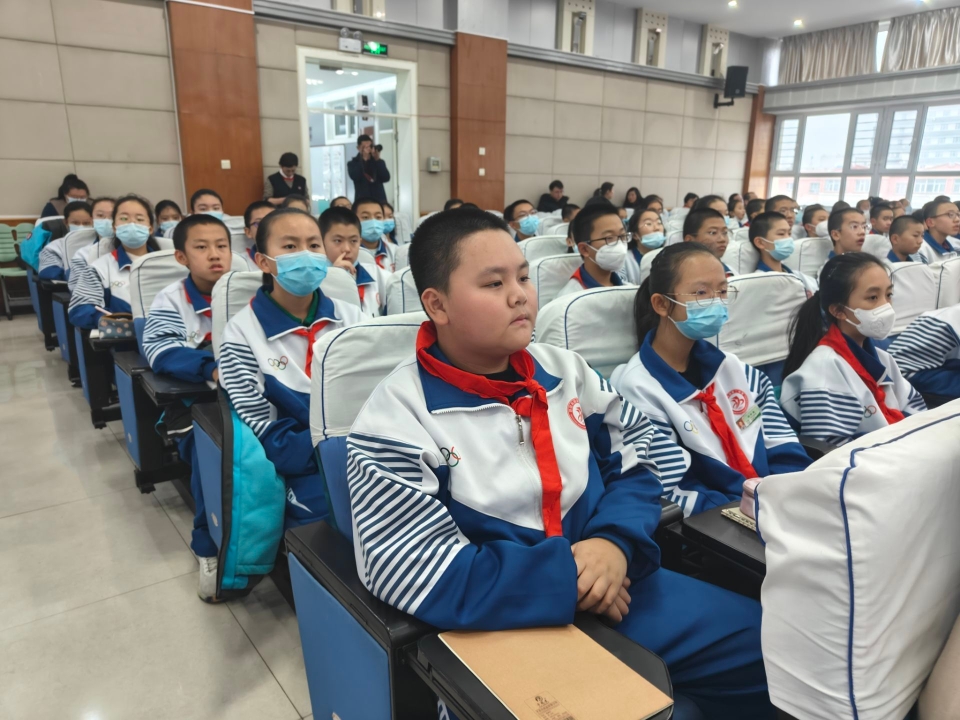 兵团第二中学学生们聚精会神地聆听武向平院士的科普报告。胡杨网 梁艳 摄