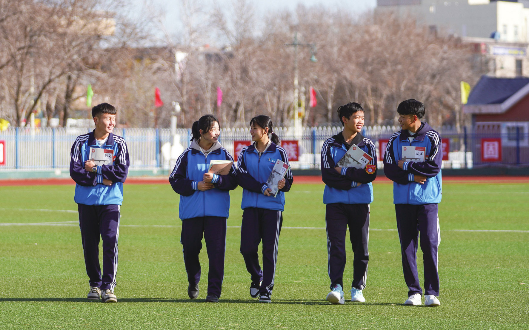 民族团结手牵手 石榴花开共成长