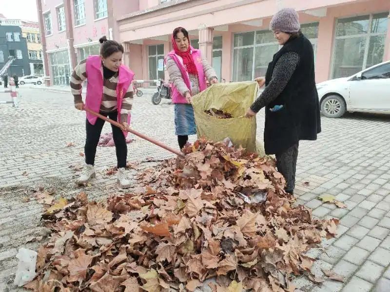 四师六十二团党员干部正在清理道路上的落叶。徐国胜 摄