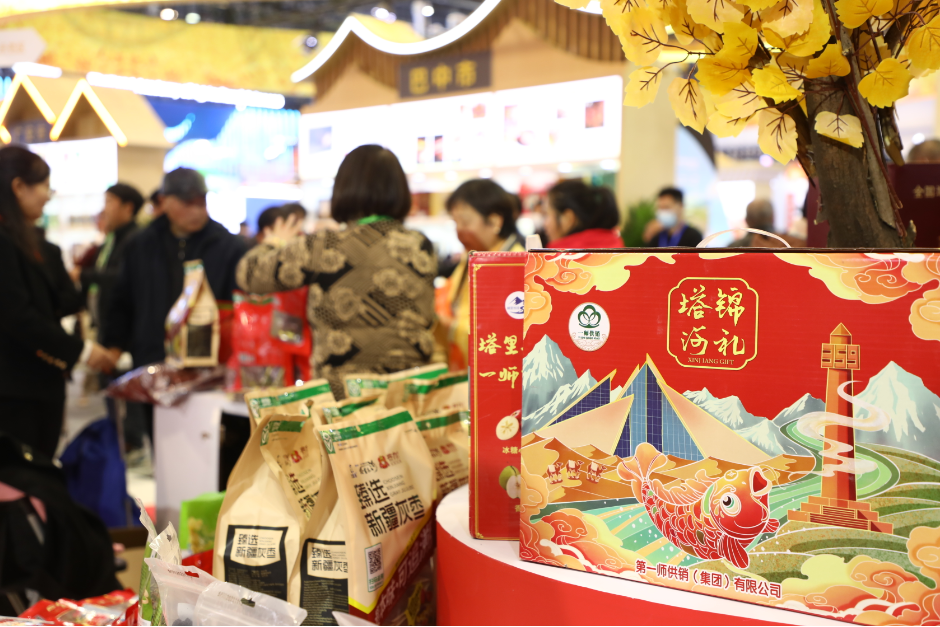 一师阿拉尔市参展产品丰富多样、包装精美。张大松 摄