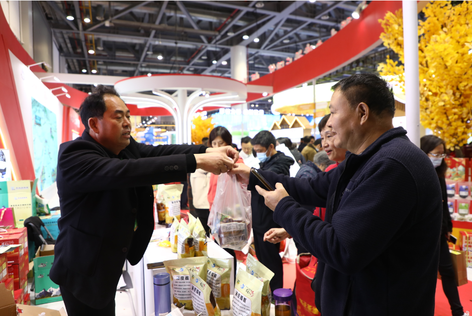 一师阿拉尔市三团豫兴果品农民专业合作社负责人王纪领带来的薄皮核桃受青睐。张大松 摄