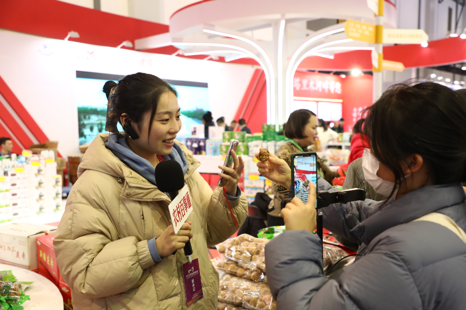 其他省市媒体在一师阿拉尔市展区宣传报道。张大松 摄