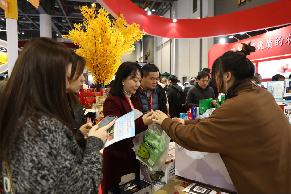 观展游客在一师阿拉尔市展区采购商品。张大松 摄