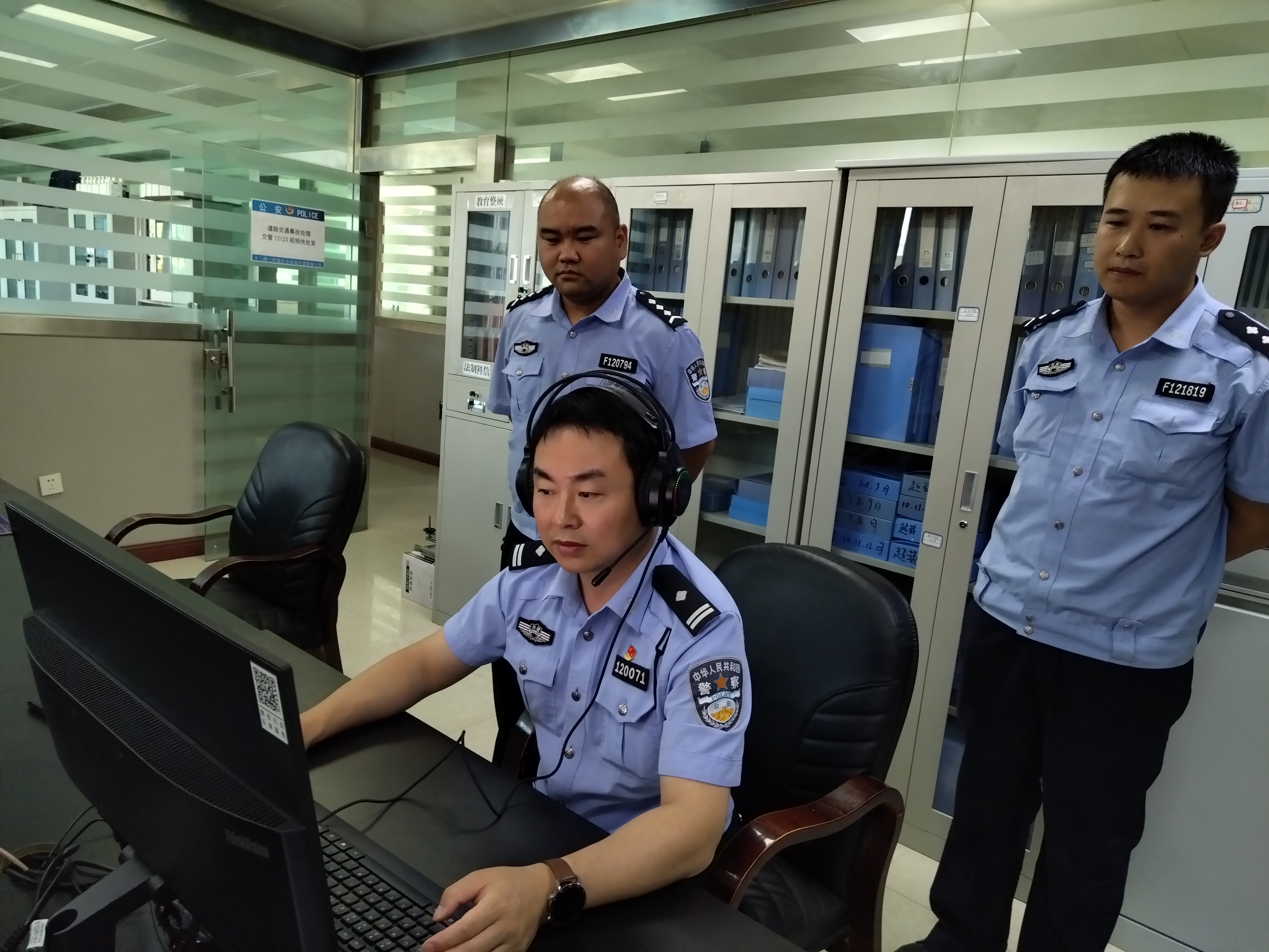 6 月 18 日，兵团第十二师公安局交警支队积极响应兵团公安局交警总队工作部署，开展了轻微交通事故视频快处试点工作，并正式启用了视频快处中心。.jpg