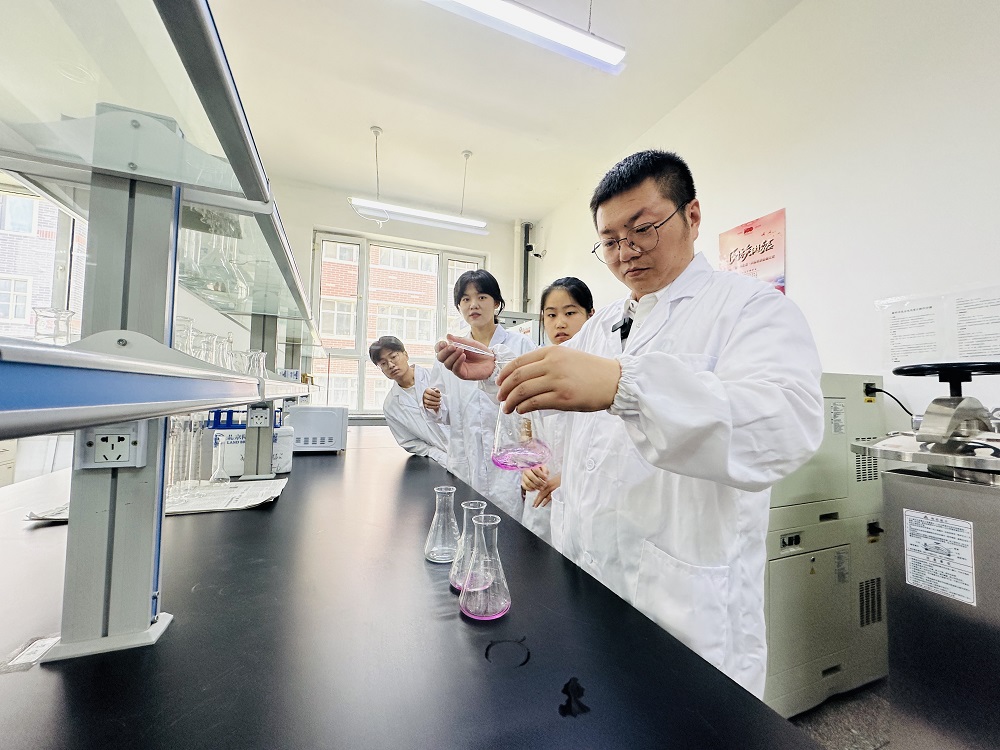 高飞飞副教授带领学生做试验。李萍 摄.jpg