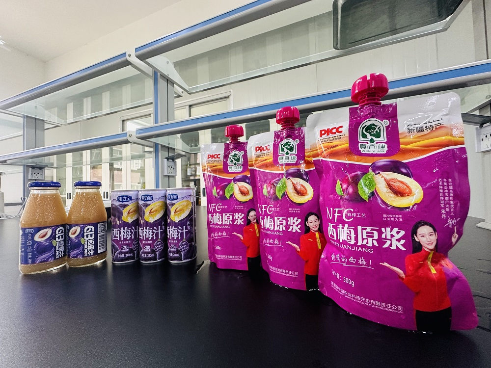 石河子大学食品学院葡萄与葡萄酒研究中心产品展列室展出的西梅饮品。李萍 摄.jpg