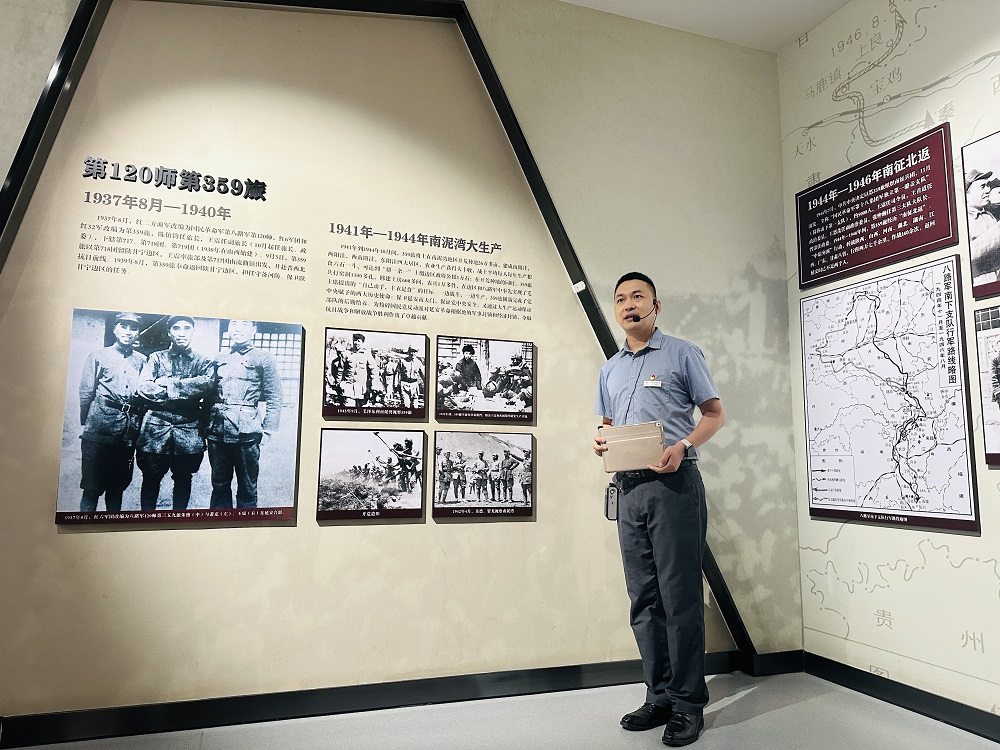 第二师铁门关市公共文化服务中心副主任郑琛贤正在讲解二师的革命历史。李萍 摄.jpg