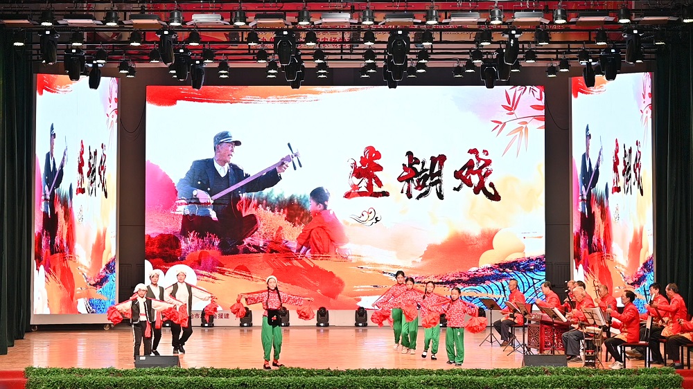 孩子们表演迷糊戏中.jpg