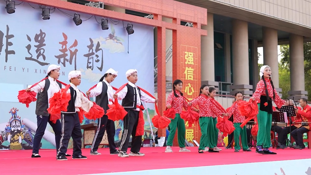 六师芳草湖官地小学学生们表演迷糊戏.jpg